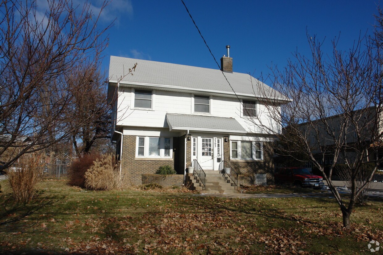 Primary Photo - 3303 University Ave