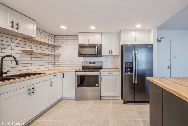 Building Photo - 501 W 24th Pl