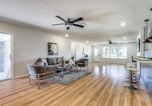 Foto del edificio - 8011 Woodhue Rd