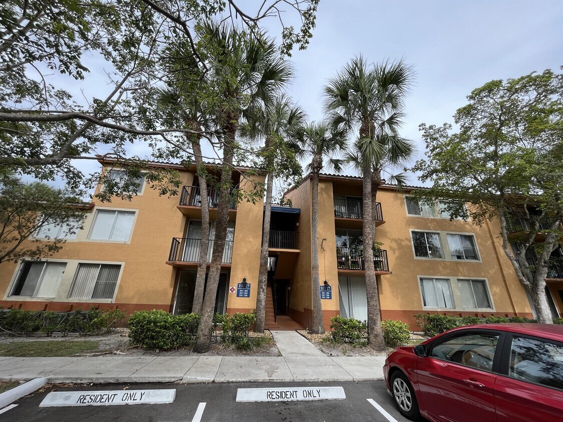 Foto principal - 10717 Cleary Blvd