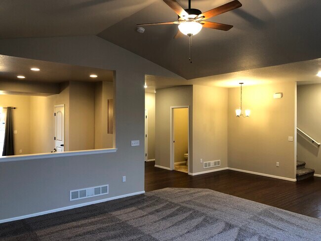 Building Photo - 696 Finch Dr