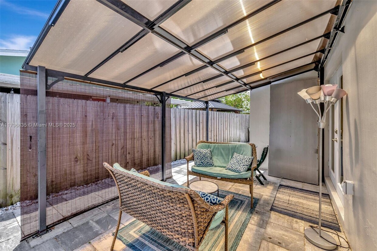 Foto principal - 2751 NE 9th Terrace