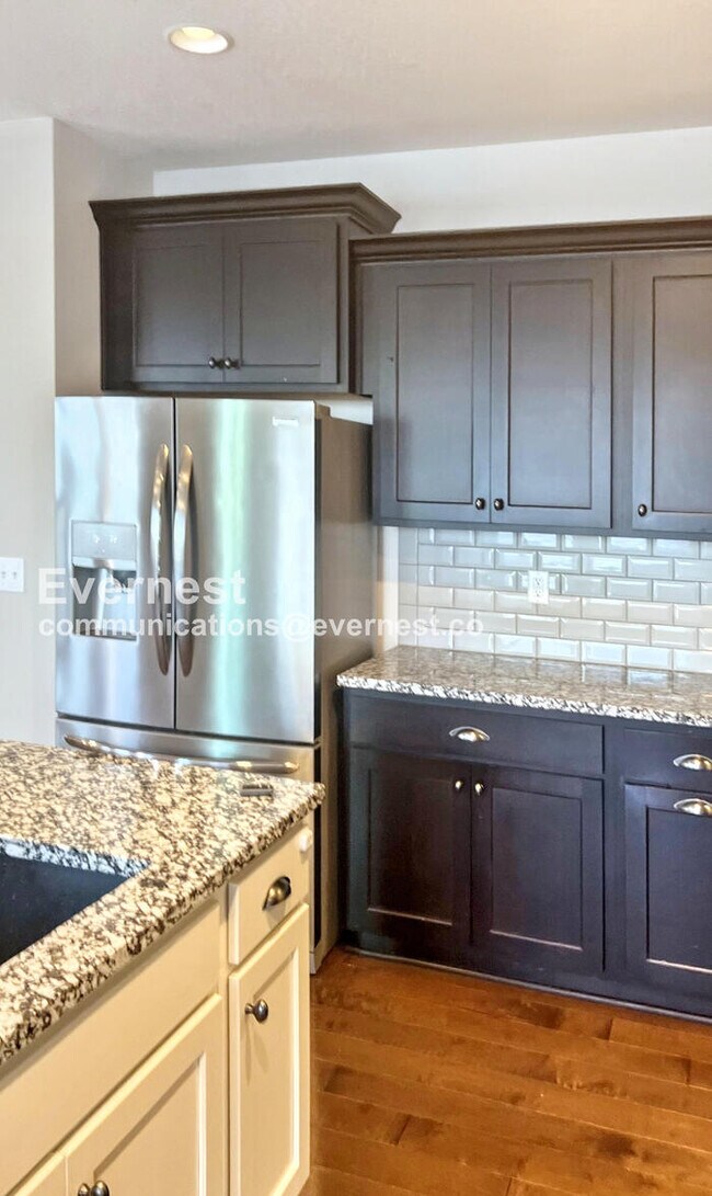 Foto del edificio - 4 Bed, 3 Bath Home with Garage & Fenced Ya...