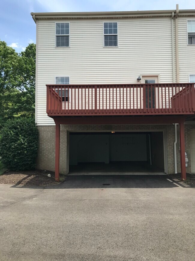 Building Photo - 1460 Meadowbrook Dr