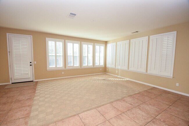 Building Photo - 4Bed/3.5Bath Home in Moorpark