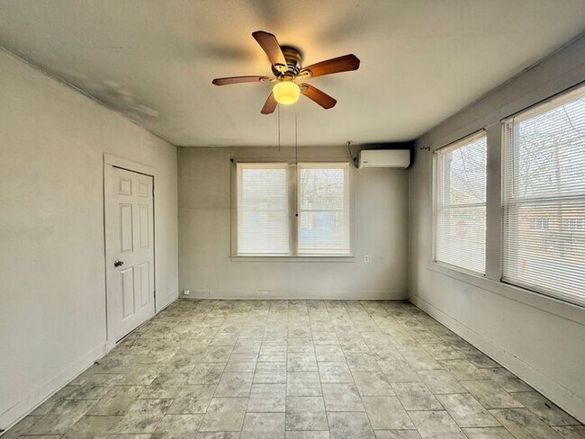 Foto del edificio - Charming 2-Bedroom 1-Bathroom Unit!