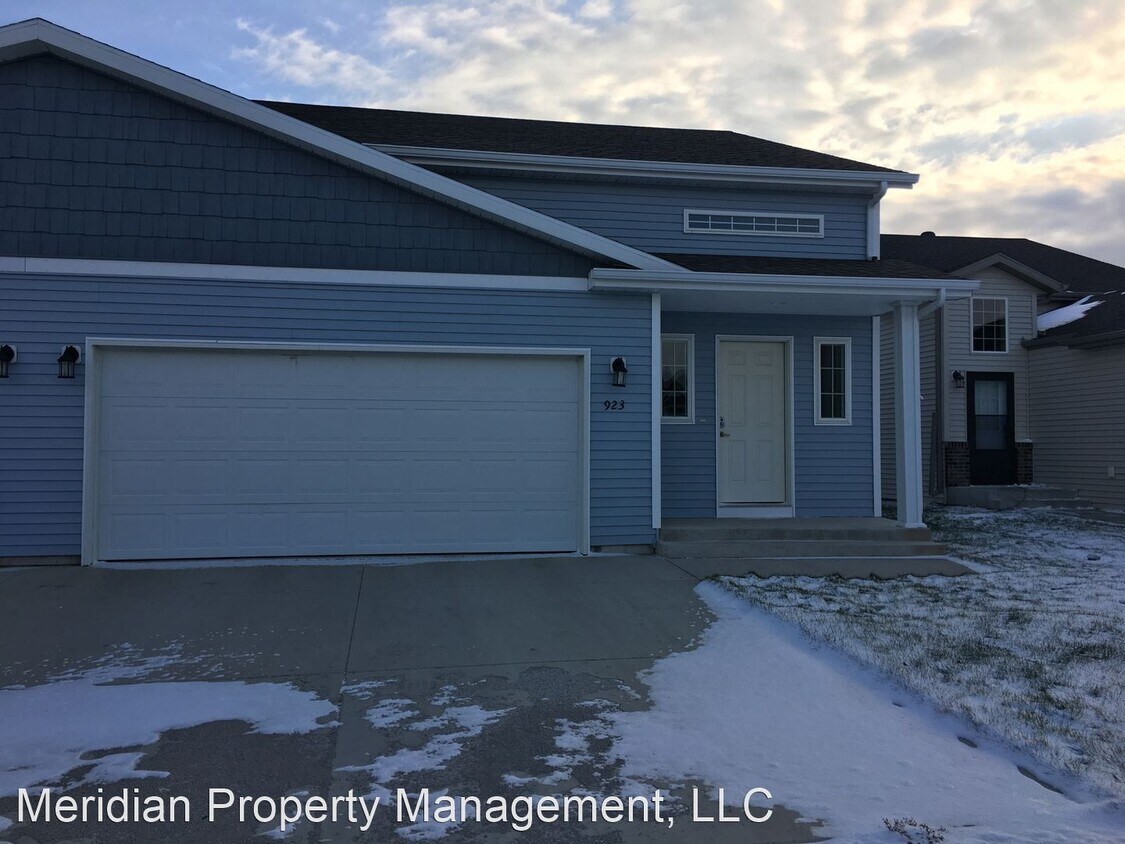 3 br, 2 bath House 923 30th Ave W House Rental in West Fargo, ND