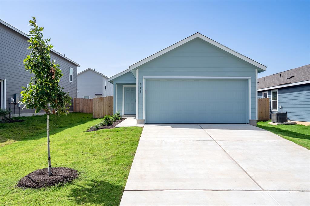 Foto principal - 716 Commander Abbott Dr