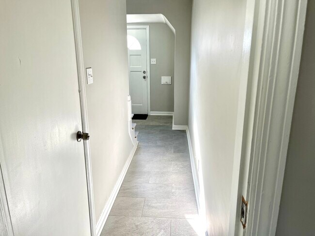 Hall leading to entrance - 3736 Wilmar Dr