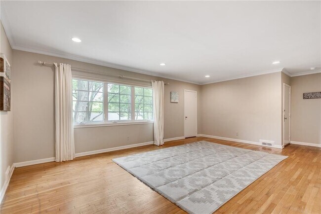 Building Photo - 1360 Briarwood Dr NE