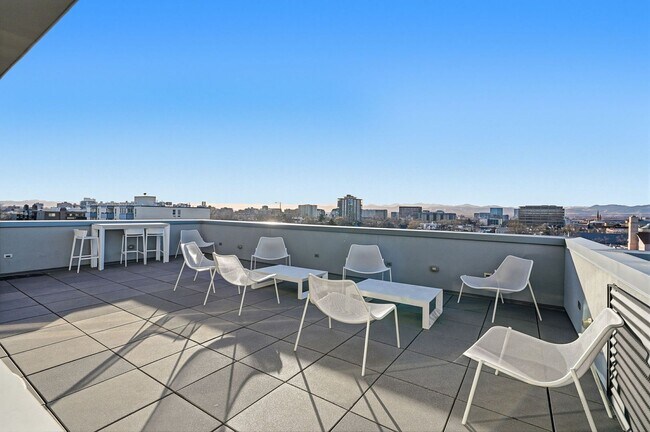 Foto del edificio - Secure 1 bed 1 bath with covered parking & free internet!!