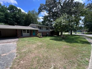 Building Photo - 825 Stoneykirk Dr