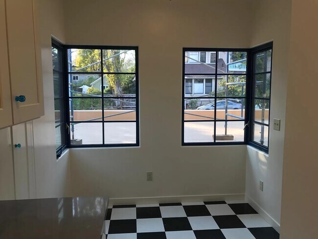 Building Photo - 110 Pine Pl