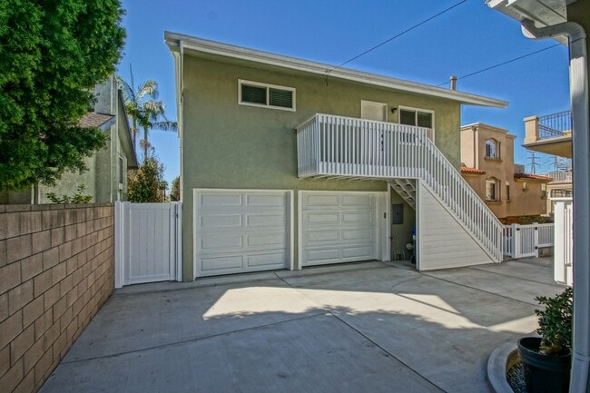 Building Photo - NEWLY REMODELED, SPLIT-LEVEL 3BR2BA DUPLEX...