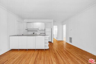 Building Photo - 1132-1132 Larrabee St