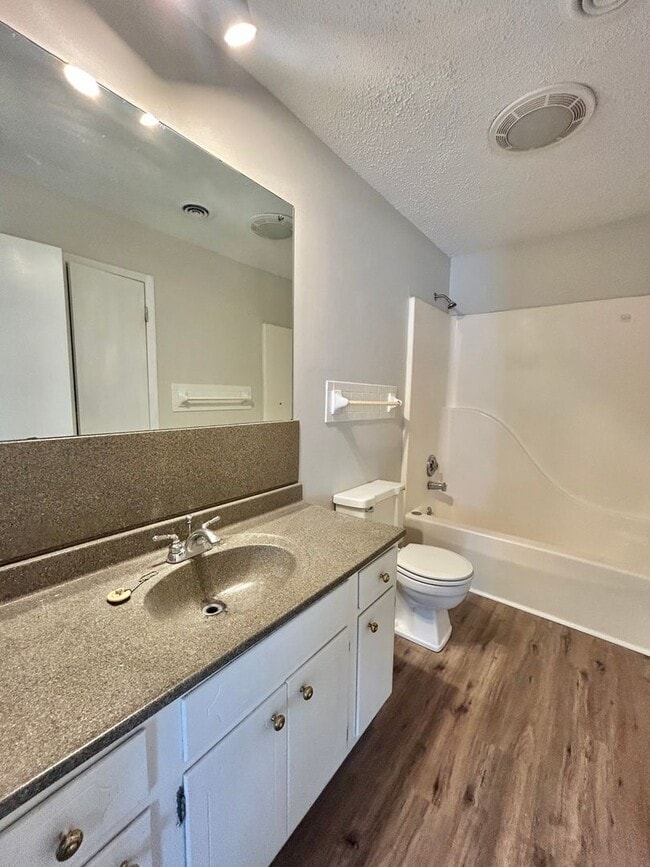 Building Photo - Charming, 2 bedroom apartment for rent!