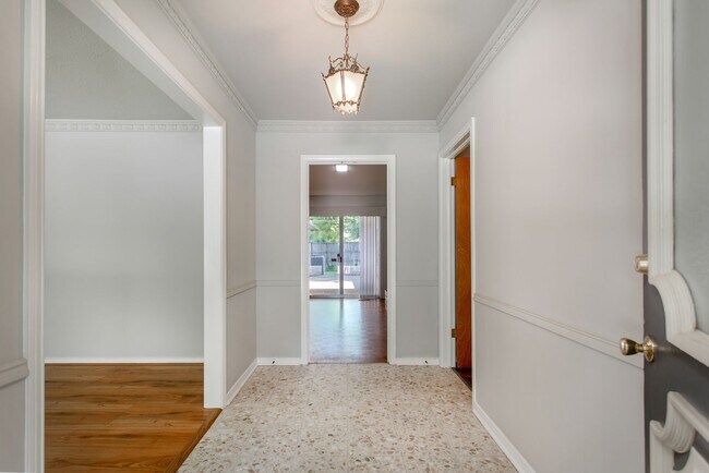 Building Photo - Charming 4-Bed, 2.5-Bath home in University Terrace!