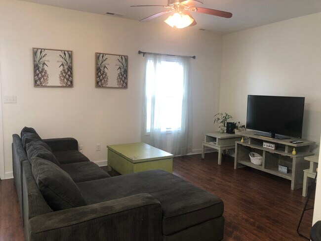 Foto del edificio - 219 Moss Creek Ave
