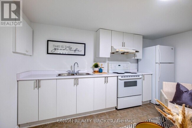 Photo du bâtiment - 533 Victoria Park Ave