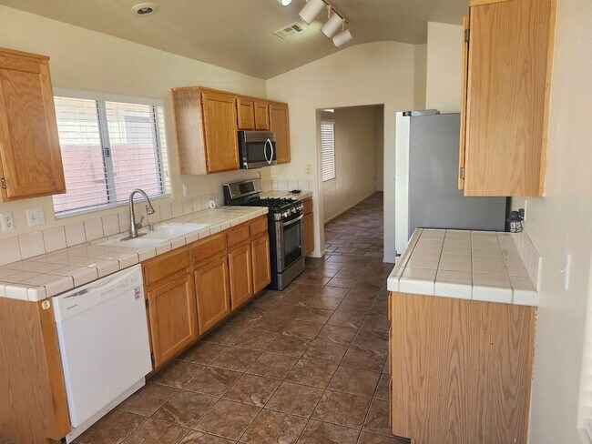 Foto del edificio - Charming Single-Story 3-Bedroom Home with Spacious Backyard