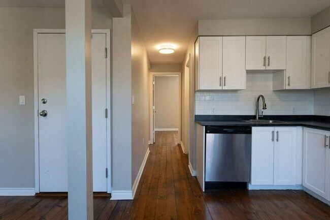 Building Photo - Central 2 Bed with ensuite laundry!