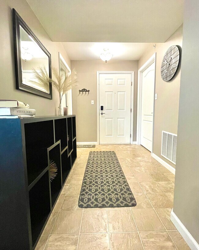 Entryway, main full bathroom on the left, walk-in laundry room to the right - 1324 Piedmont Cir