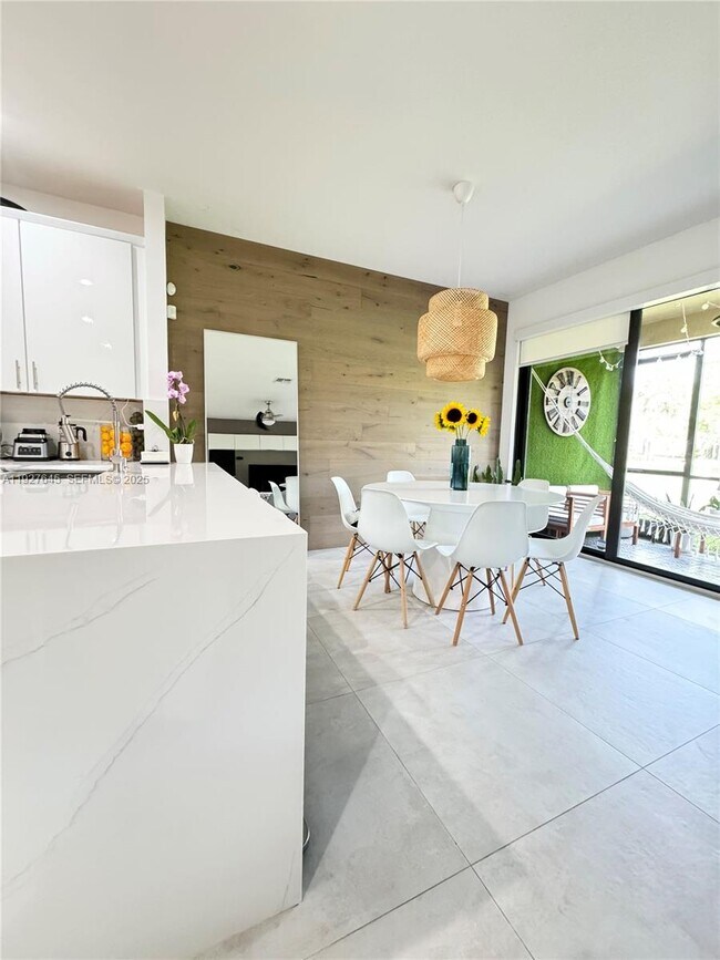 Foto del edificio - 13017 Riverwalk Cir S