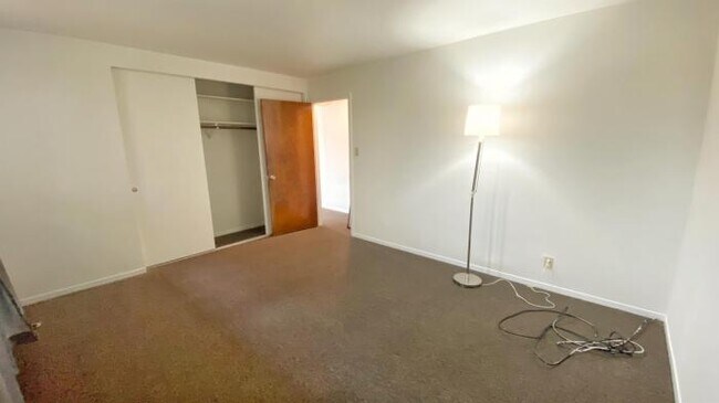 Building Photo - 2 bedroom in San Francisco CA 94134