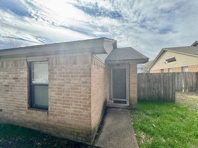 Building Photo - AUGUST PRE-LEASE!!!  3 Bedroom 2 Bathroom Duplex on Bus Route