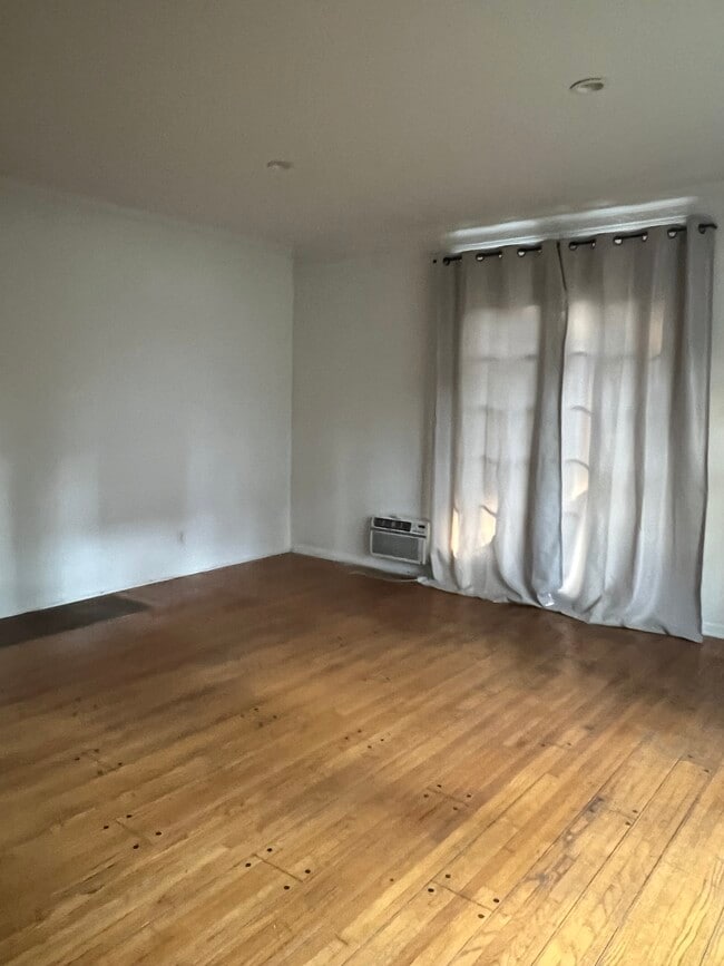 Foto del edificio - 330 N Palm Dr