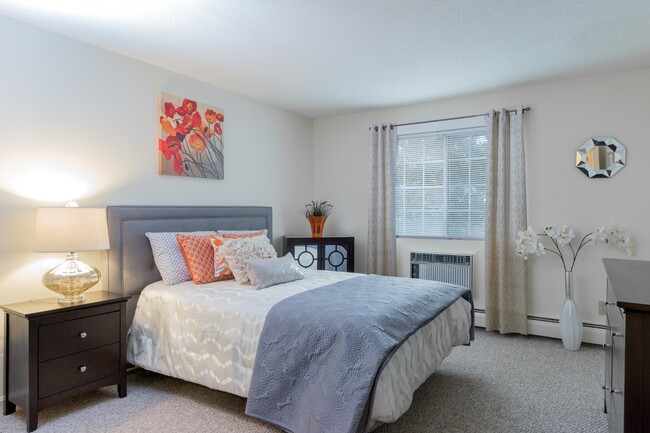 Master Bedroom - Greenview Village Apartments
