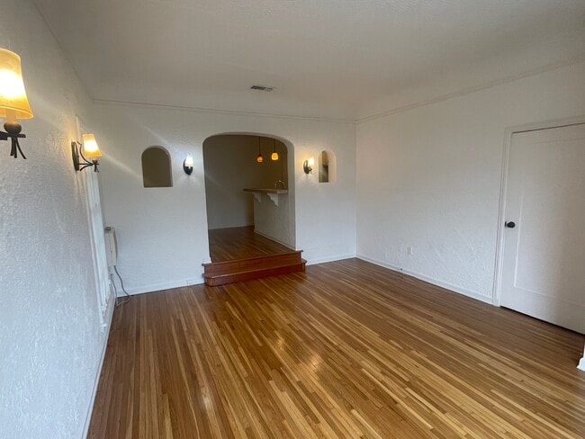 Foto del edificio - 642 1/2 Maltman Ave