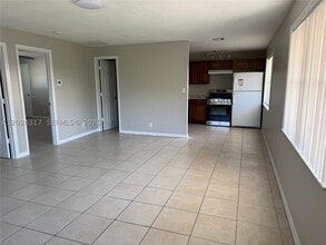 Building Photo - 588 Holly Dr