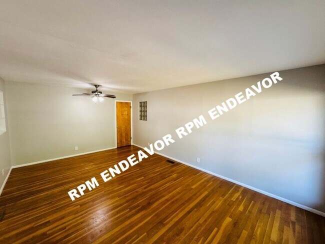 Building Photo - 3 Bed 1.5 Bath. Move in Ready! Deposit Fre...