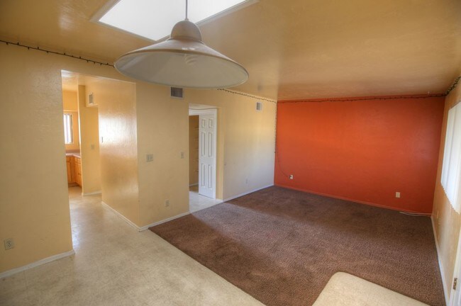 Building Photo - 110 W Delano 2