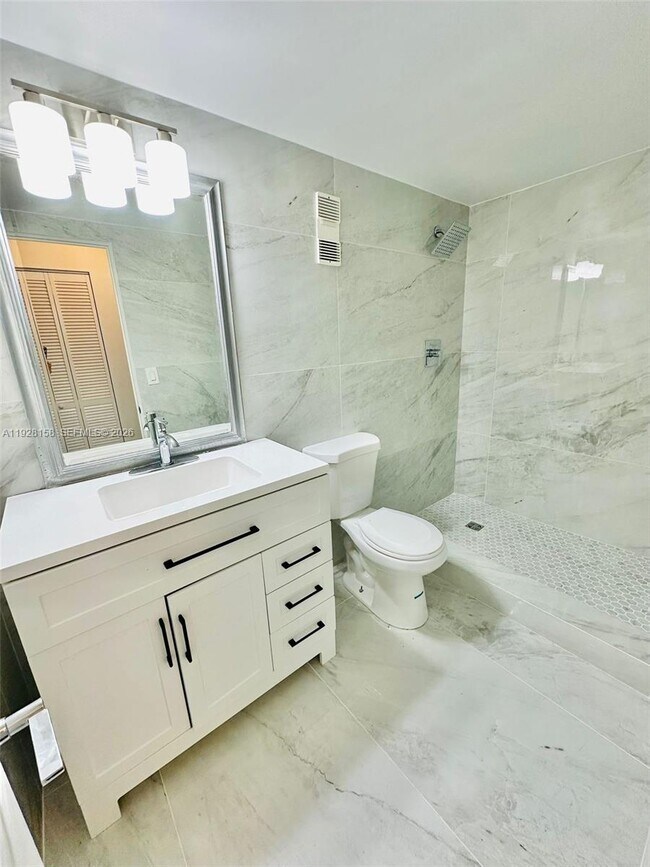 Foto del edificio - 9273 Collins Ave