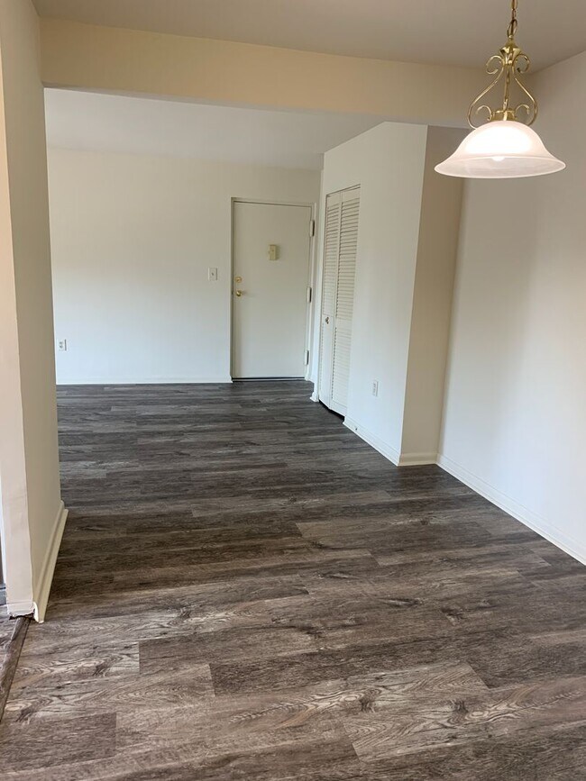 Building Photo - 2 Bedroom, 2 Bath Apartment, with Communit...
