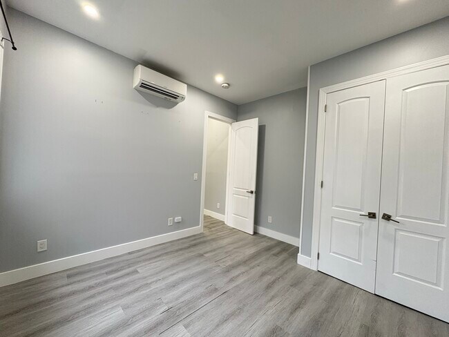 Building Photo - 5516 Hudson Ave