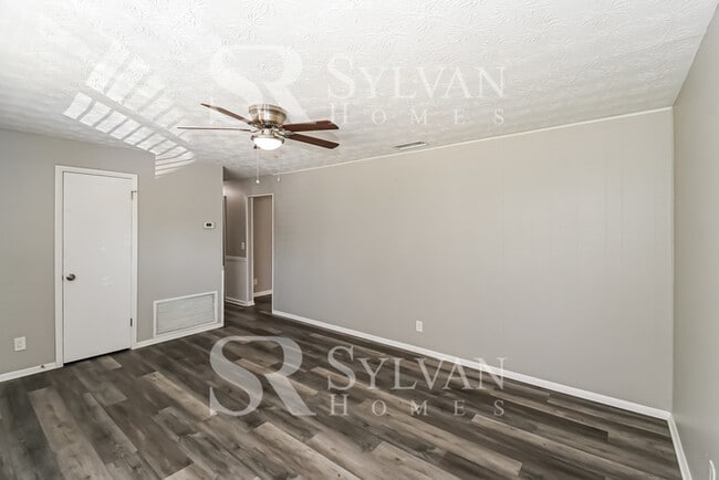 Foto del edificio - One-level living in this 3 BR, 2 BA home