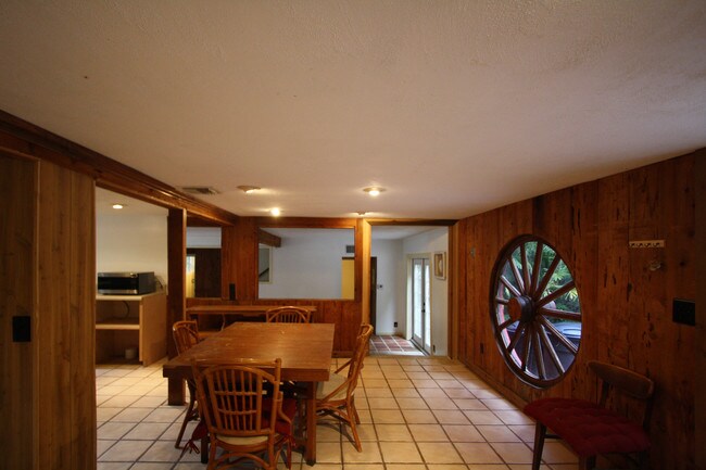 Building Photo - 6636 High Ridge Rd