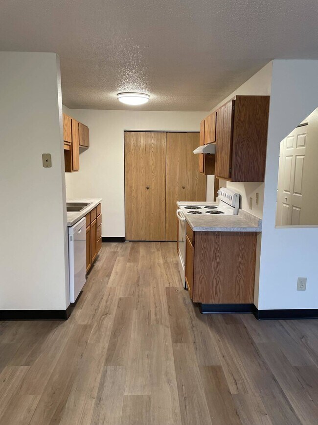 Foto del edificio - APPLICATION PENDING -- 2nd floor apartment...