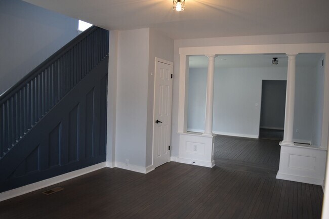 Foto del edificio - FRESHLY RENOVATED TOWNHOME STYLE UNIT ON T...
