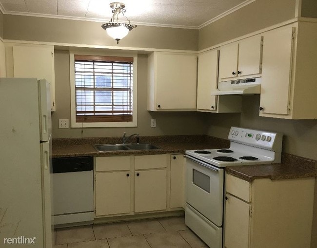 Building Photo - 600 E St Mary Blvd