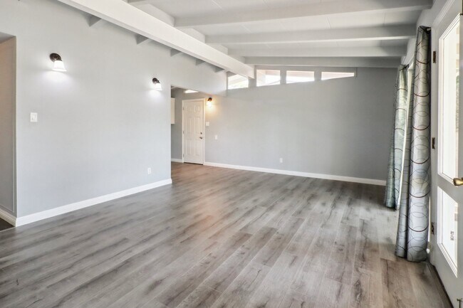 Foto del edificio - 8349 Decosta Ave