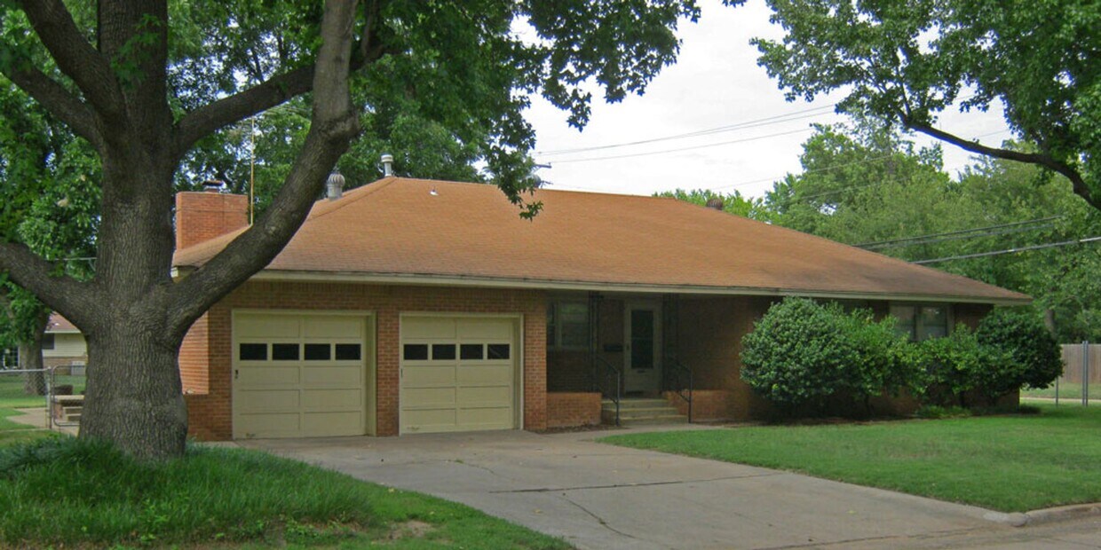 Move-In Special! 1/2 off 1st Month! (3) Bed/(2) Bath + (2) Living Areas Avail NOW! - (3) Bed/(2) Bath + (2) Living Areas Avail NOW!