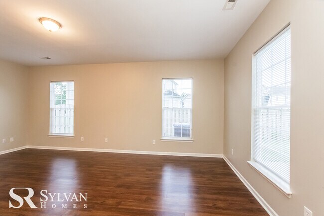 Building Photo - Gorgeous 6BR 3BA 2 Story Traditional Home ...