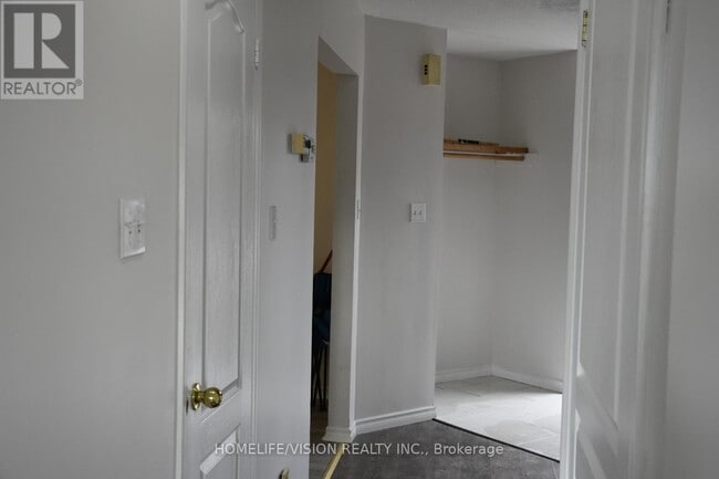 Building Photo - 307 Bristol Crescent