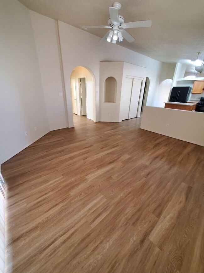 Building Photo - 4 bed, 2 bath in Huning Ranch.
