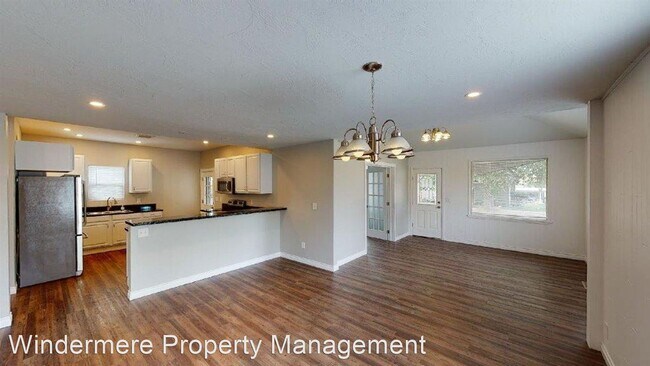 Building Photo - 6 br, 3 bath House - 430 E. Oak Street