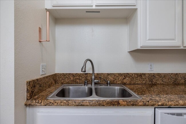 Foto del edificio - 3 Bed / 2 Bath Home with Two Car Garage!